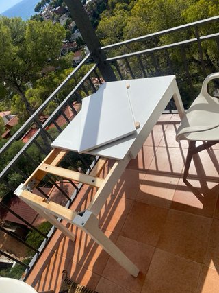 Mesa de salón blanca