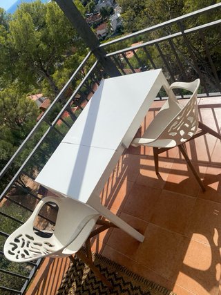 Mesa de salón blanca
