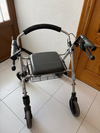 Andador con asiento y frenos (color negro)