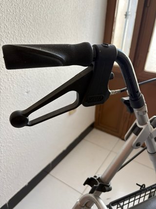 Andador con asiento y frenos (color negro)
