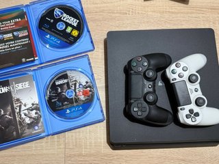 PS4 Slim 1TB + 2 comandi + 2 giochi