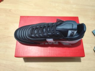Zapatillas multitacos fútbol negras y blancas