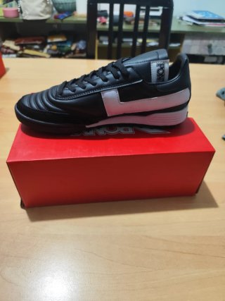 Zapatillas multitacos Pony fútbol negras y blancas