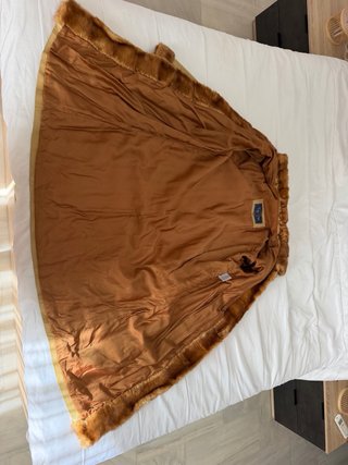Abrigo de piel napa camel con ribete