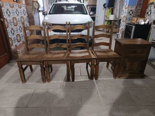 Mesa de noche y 3 sillas de madera