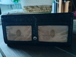 Cartera GUESS original de charol con monograma 10€