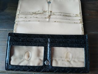 Cartera GUESS original de charol con monograma 10€