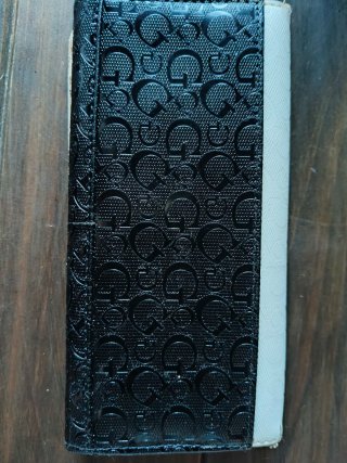 Cartera GUESS original de charol con monograma 10€