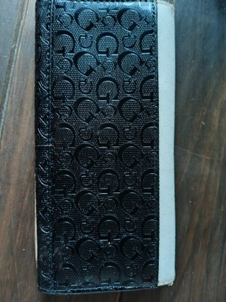 Cartera GUESS original de charol con monograma 10€