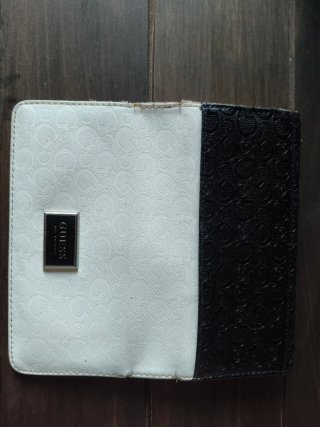 Cartera GUESS original de charol con monograma 10€