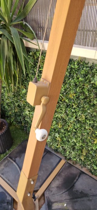 Sombrilla de jardín beige y madera