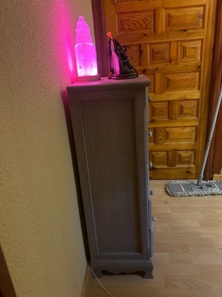 Cajonera de madera con diseño tallado