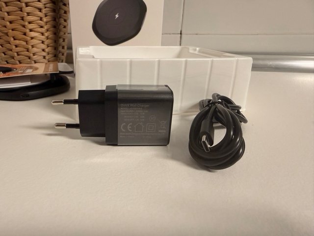 Cargador inalámbrico invisible bajo mesa + adaptad