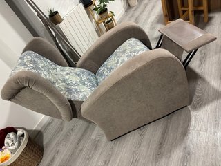 Sillón de tela beige y multicolor