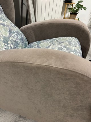 Sillón de tela beige y multicolor