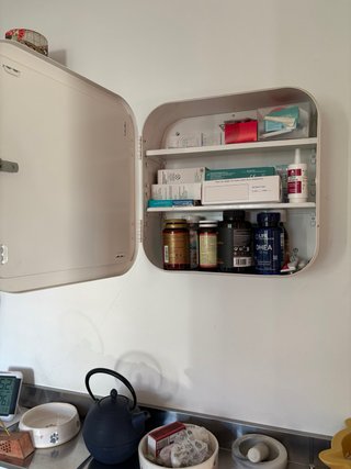 Botiquín metálico de pared rojo o blanco gunern