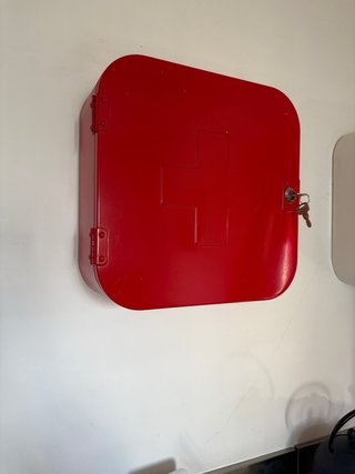 Botiquín metálico de pared rojo o blanco gunern