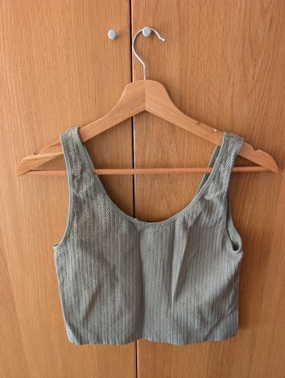 Top deportivo Stradivarius verde oliva Talla L
