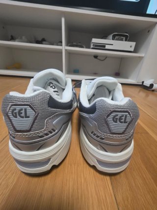 Zapatillas ASICS plateadas y blancas 1090