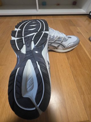 Zapatillas ASICS plateadas y blancas 1090