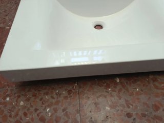 Lavabo blanco con accesorios