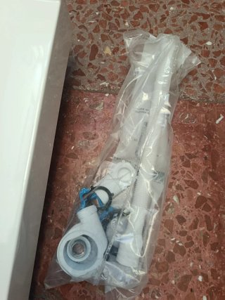 Lavabo blanco con accesorios