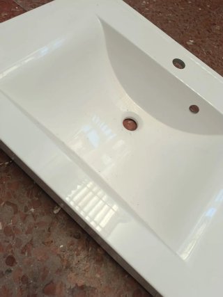Lavabo blanco con accesorios
