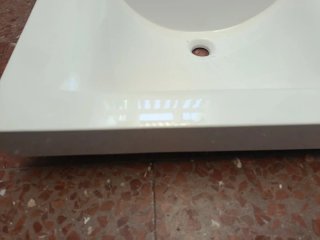 Lavabo blanco con accesorios