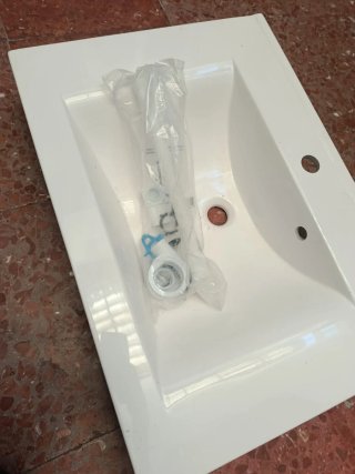 Lavabo blanco con accesorios