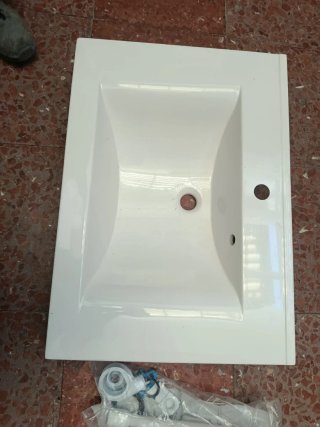 Lavabo blanco con accesorios