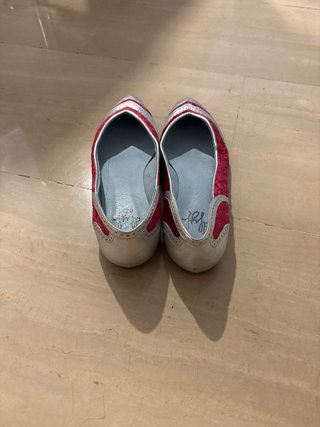Zapatos planos rojos y plateados de piel