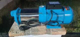 Bomba de agua eléctrica azul