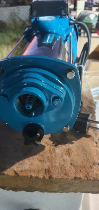 Bomba de agua eléctrica azul