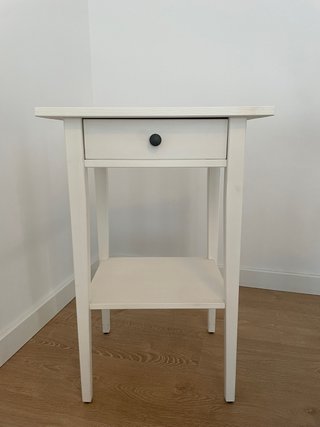 Mesita de noche blanca de madera con cajón