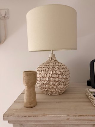 Lámpara Maison du Monde con base de conchas beige