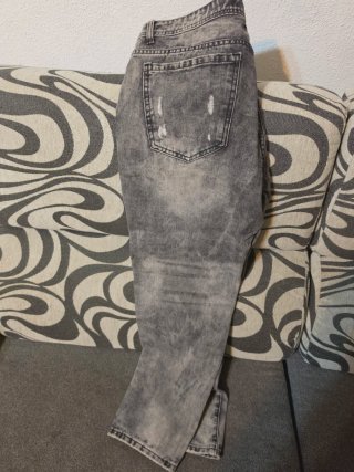 Pantalón vaquero gris roto