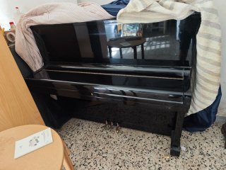 Piano de pared negro