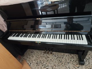 Piano de pared negro