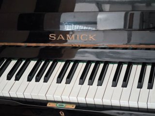 Piano de pared negro