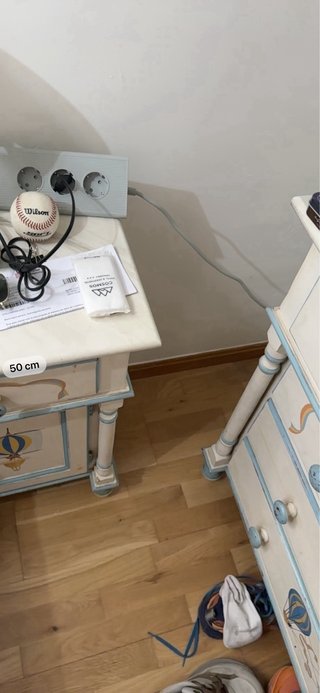 Mesita de noche y cajonera de madera