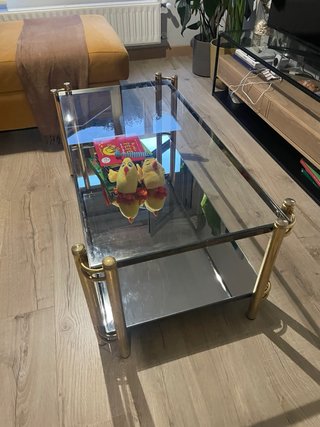 Mesa centro cristal y metal dorado