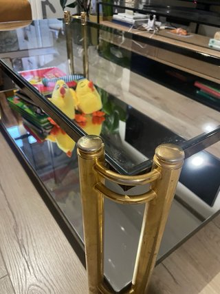 Mesa centro cristal y metal dorado