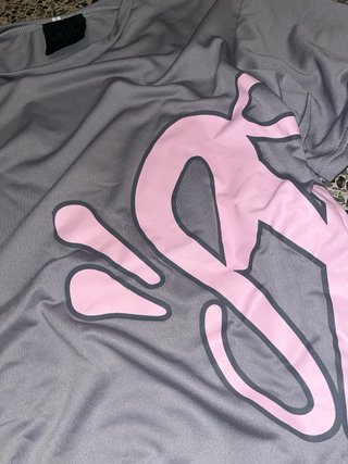 Camiseta Cinawors gris con logo rosa