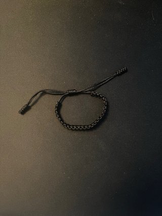 Pulsera negra ajustable