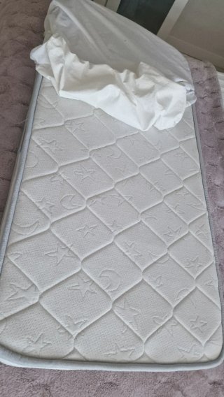 Cuna blanca y madera