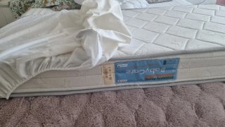 Cuna blanca y madera