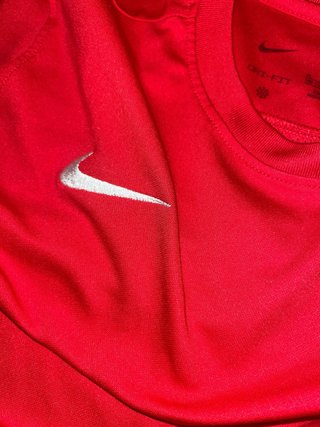 Camiseta deportiva Nike roja