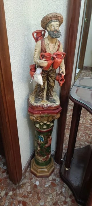 Figura de hombre con cántaros y peana