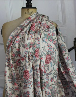 Tela de algodón con estampado floral