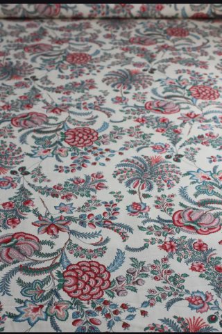 Tela de algodón con estampado floral